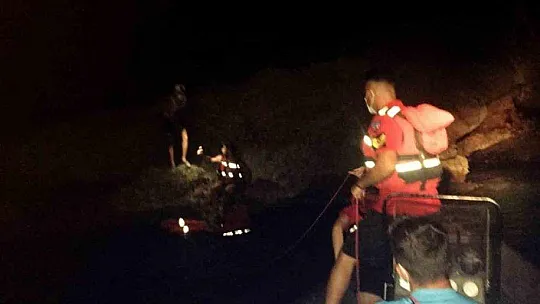 Deniz kıyısında mahsur kalan tatilcileri JÖAK ve JAK kurtardı