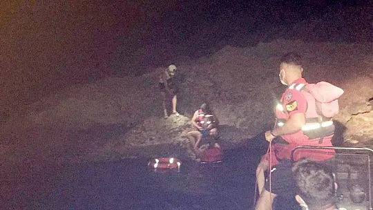 Deniz kıyısında mahsur kalan tatilcileri JÖAK ve JAK kurtardı