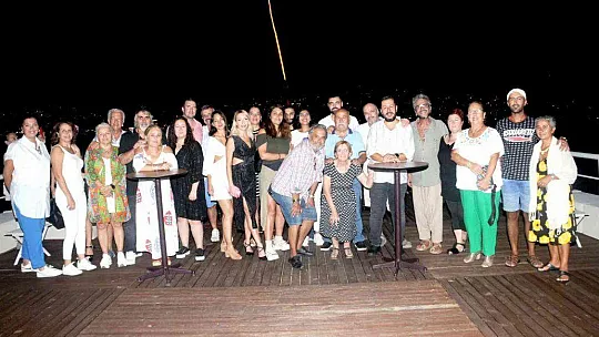 Deniz ortasında müzayede düzenlediler