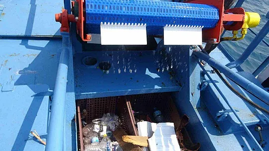 DENİZ SÜPÜRGELERİ 45 GÜNDE 5 TONDAN FAZLA ÇÖP TEMİZLEDİ