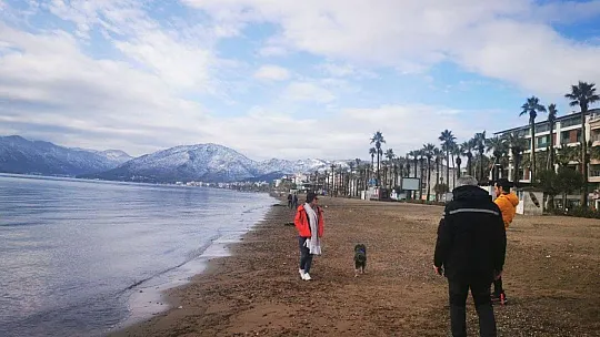 Deniz ve beyaz örtünün manzarası mest etti