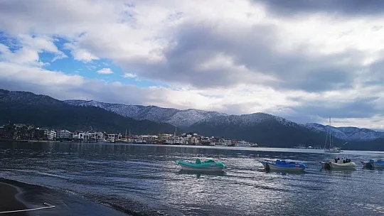 Deniz ve beyaz örtünün manzarası mest etti