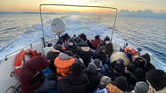 Denizde sürüklenen 23 düzensiz göçmen kurtarıldı