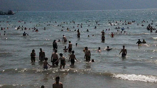 Denizde yüzecek yer kalmayınca Azmak'ta yüzdüler