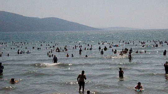 Denizde yüzecek yer kalmayınca Azmak'ta yüzdüler