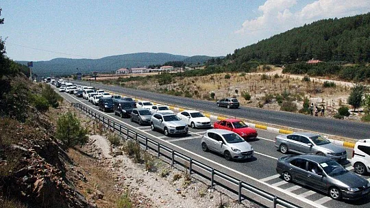 Denizde yüzecek yer kalmayınca Azmak'ta yüzdüler