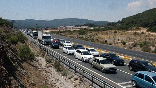 Denizde yüzecek yer kalmayınca Azmak'ta yüzdüler