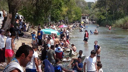 Denizde yüzecek yer kalmayınca Azmak'ta yüzdüler