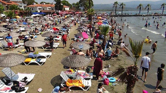 Denizde yüzecek yer kalmayınca Azmak'ta yüzdüler