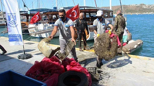 Denizden 2 saatte 300 kilogram çöp çıktı