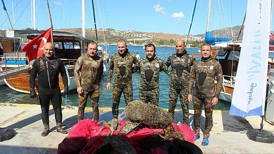 Denizden 2 saatte 300 kilogram çöp çıktı