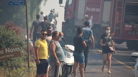 Denizden çıkan turistler yangını söndürmeye gitti