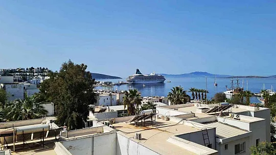Denizden gelen turist Bodrum'lu esnafın yüzünü güldürdü