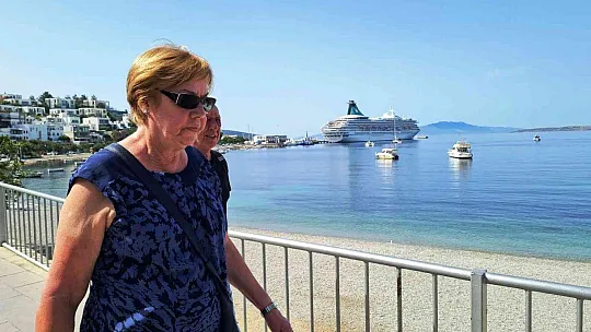 Denizden gelen turist Bodrum'lu esnafın yüzünü güldürdü