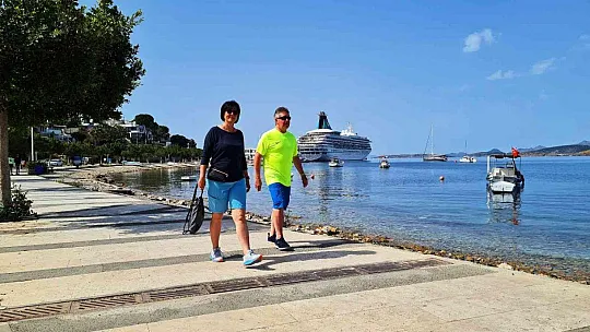 Denizden gelen turist Bodrum'lu esnafın yüzünü güldürdü