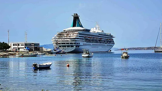 Denizden gelen turist Bodrum'lu esnafın yüzünü güldürdü
