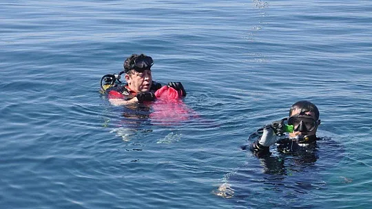 Denize daldı, elinde ütüyle çıktı