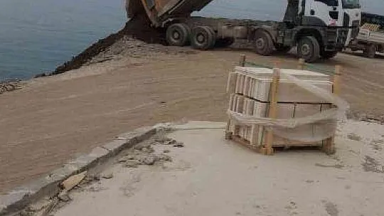Denize döktükleri hafriyatı kaldırıyorlar
