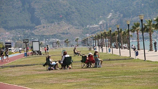 Fethiye'de Gençler Denize Koştu