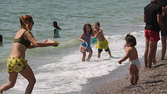 Fethiye'de Gençler Denize Koştu