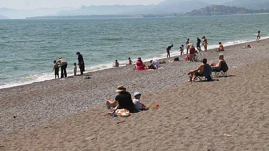 Fethiye'de Gençler Denize Koştu