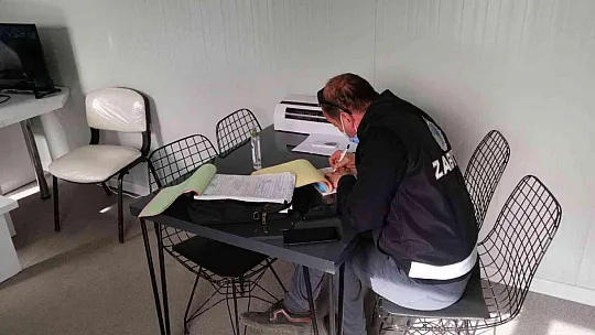 Denizi doldururken yakalandılar