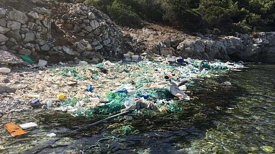Denizin ortasında utandıran manzara