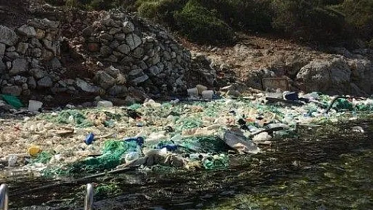 Denizin ortasında utandıran manzara