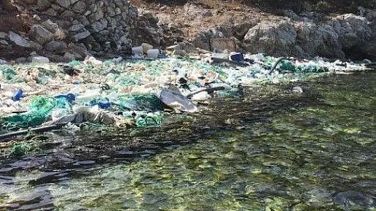 Denizin ortasında utandıran manzara