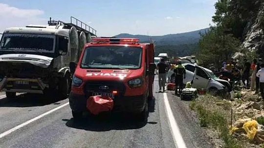 Otomobil, tüp yüklü kamyona çarptı