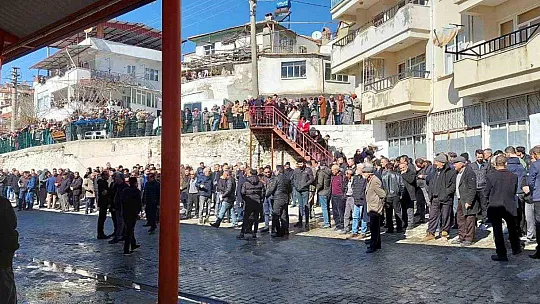 DEPREMDE ÖLEN MUĞLALI ÖĞRETMEN VE AİLESİ TOPRAĞA VERİLDİ