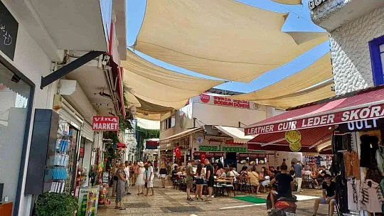 DEPREMİN HİSSEDİLDİĞİ BODRUM'DA HAYAT NORMAL OLARAK DEVAM EDİYOR