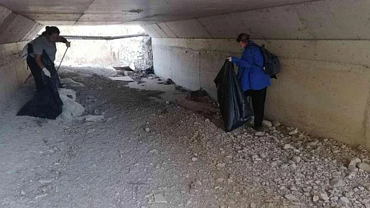 Dere yataklarından 485 torba çöp toplandı