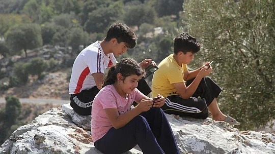 Derse bağlanmak için dağa çıkıyorlar