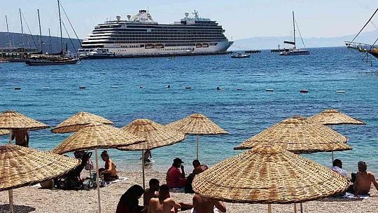Dev gemiden 265 turist inince esnaf şok oldu