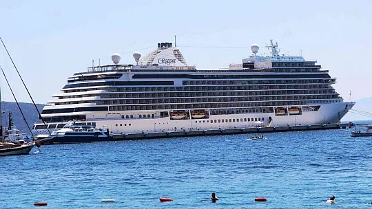 Dev gemiden 265 turist inince esnaf şok oldu