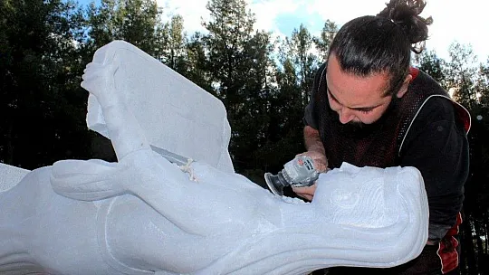 Dev sektörün atıklarını sanata dönüştürüp dünyaya satıyor