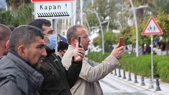 Develeri gören telefona sarıldı
