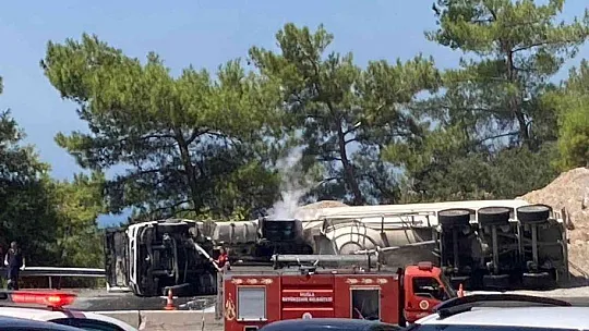 DEVRİLEN ÇİMENTO YÜKLÜ TIRDAKİ YANGIN SÖNDÜRÜLDÜ