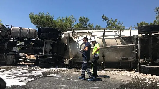 DEVRİLEN ÇİMENTO YÜKLÜ TIRDAKİ YANGIN SÖNDÜRÜLDÜ