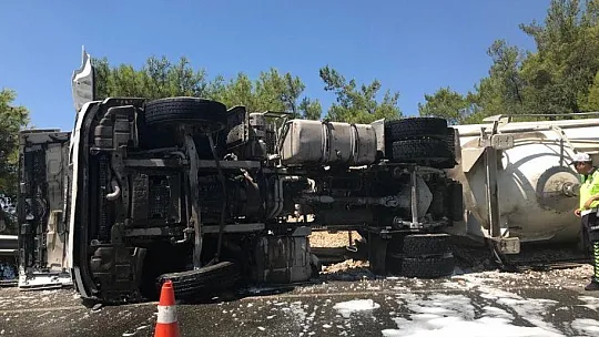 DEVRİLEN ÇİMENTO YÜKLÜ TIRDAKİ YANGIN SÖNDÜRÜLDÜ