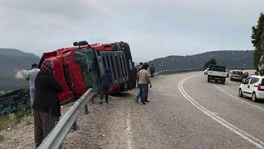 Devrilen kamyonun sürücüsü öldü