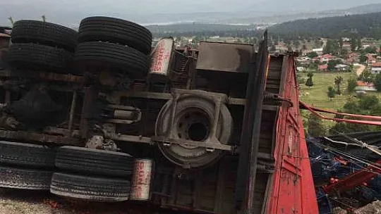Devrilen kamyonun sürücüsü öldü