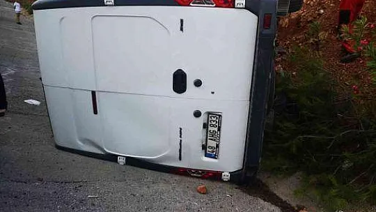 Devrilen ticari aracın sürücüsü yaralandı