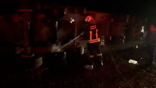 Devrilen tırın dorsesindeki odunlar ikinci bir kazaya neden oldu: 4 yaralı