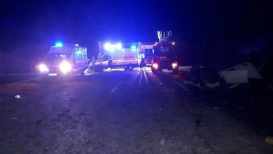 Devrilen tırın dorsesindeki odunlar ikinci bir kazaya neden oldu: 4 yaralı
