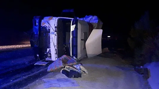 Devrilen tırın dorsesindeki odunlar ikinci bir kazaya neden oldu: 4 yaralı
