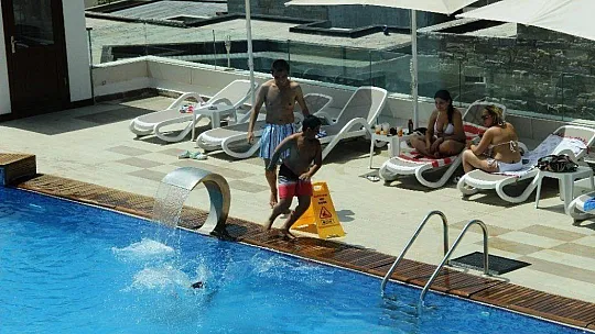 Dışarı çıkamadılar ama tatilin keyfini çıkardılar