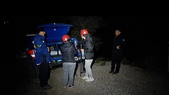 Doğa yürüyüşünde kaybolan 2 kişiyi JAK timleri buldu