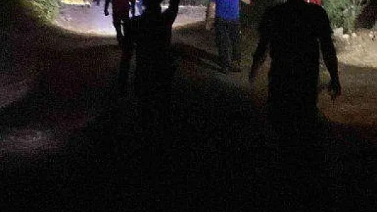 DOĞA YÜRÜYÜŞÜNDE KAYBOLAN TURİSTLERİ JAK EKİPLERİ BULDU
